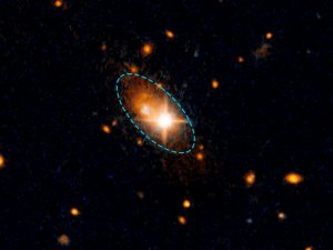 3C186-hubble - L'immagine ottenuta dal telescopio spaziale Hubble di Nasa ed Esa mostra un quasar in fuga dal centro della galassia che lo ospita. I quasar sono le controparti luminose dei buchi neri, che non possono essere osservati direttamente. Il profilo ellittico con tratteggio verde delimita i confini della galassia. Il quasar denominato 3C 186 appare come una stella brillante leggermente decentrata rispetto alla galassia, che si trova a 8 miliardi di anni luce da noi.L'immagine combina riprese nel visibile e nel vicino infrarosso della Wide Field Camera 3. Crediti: NASA, ESA, e M. Chiaberge (STScI and JHU)
